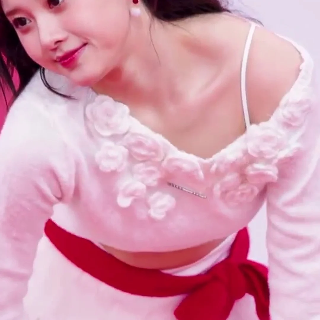 라잇썸 나영 치명적 가슴 틈새 폭발! スギのウエストとヒップの比率がヤバいセクシーGIF🔥