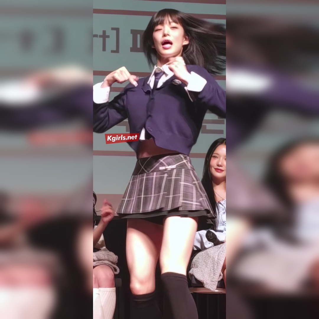 이채영 스쿨룩 두근두근... 골반 엉덩이 허벅지 라인 폭발 직캠 고평론