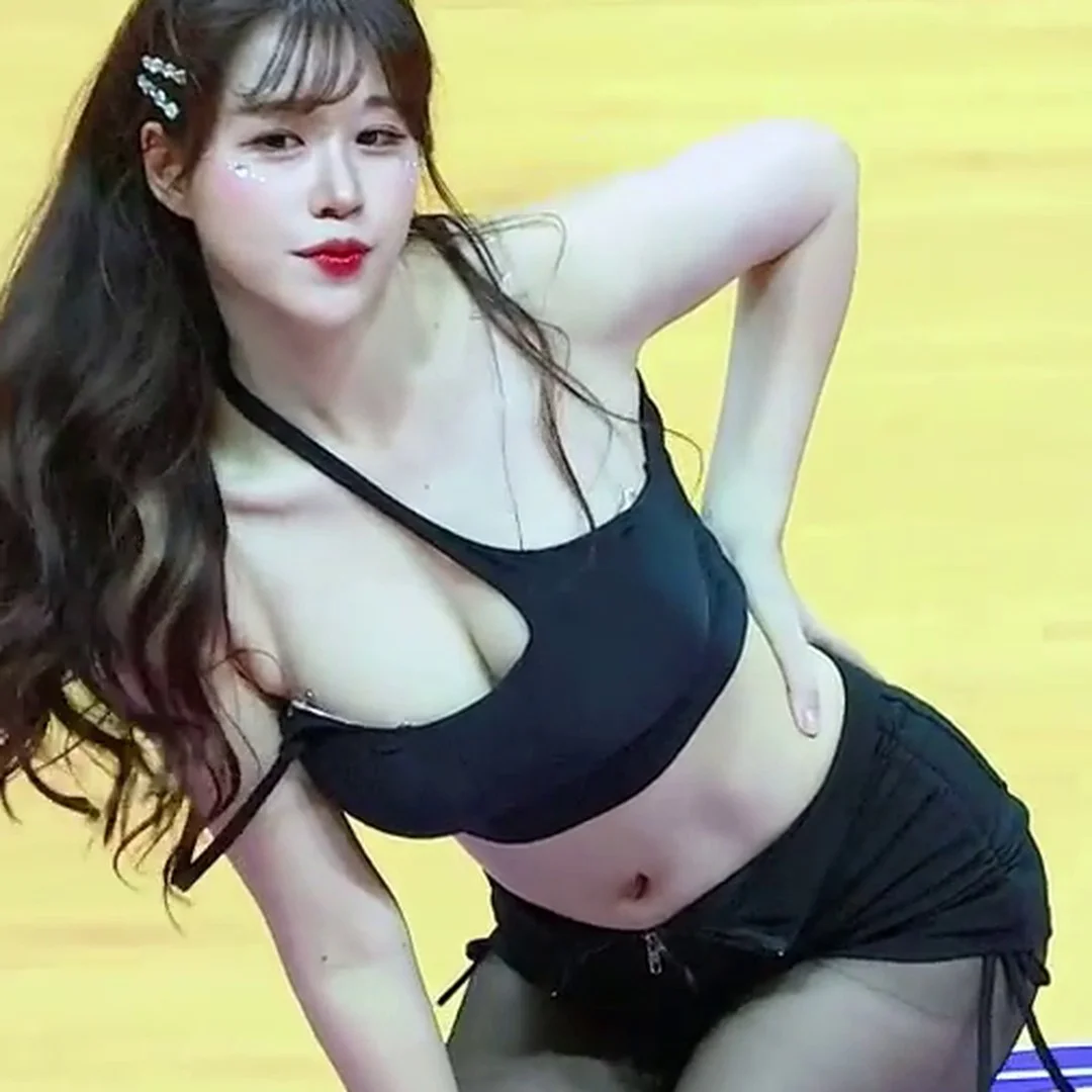 Kim Doa Rocks HyunA’s ‘Lip & Hip’ in Cheerleader Style, Flaunting Her Perfect Curves!