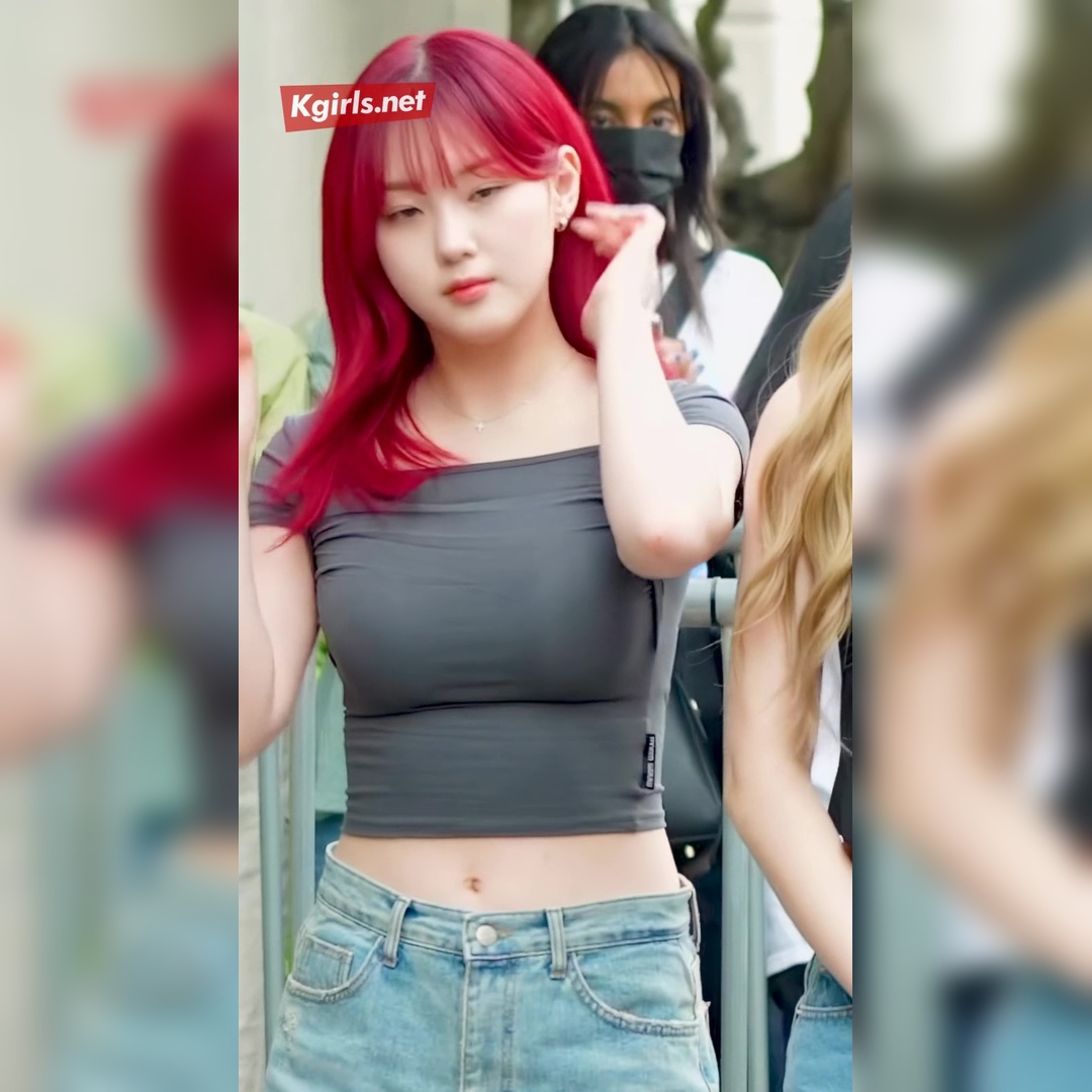 검정 원피스 바닥 짚는 안무 묵직한 가슴골 노출 케플러 김채현