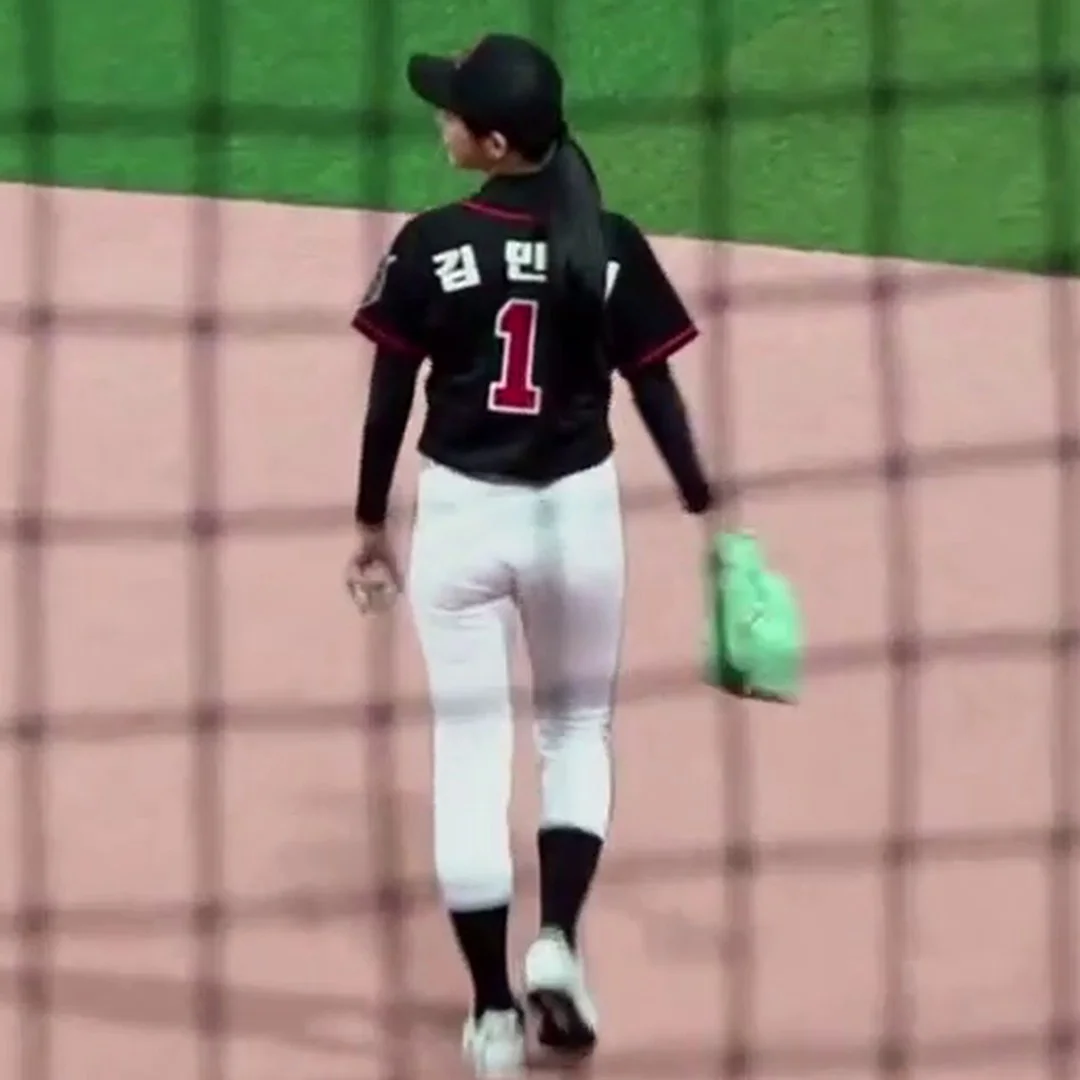 ユニフォームが破れるほどのキム・ミンジの腰ライン爆発セクシーGIF ㅋㅋㅋ