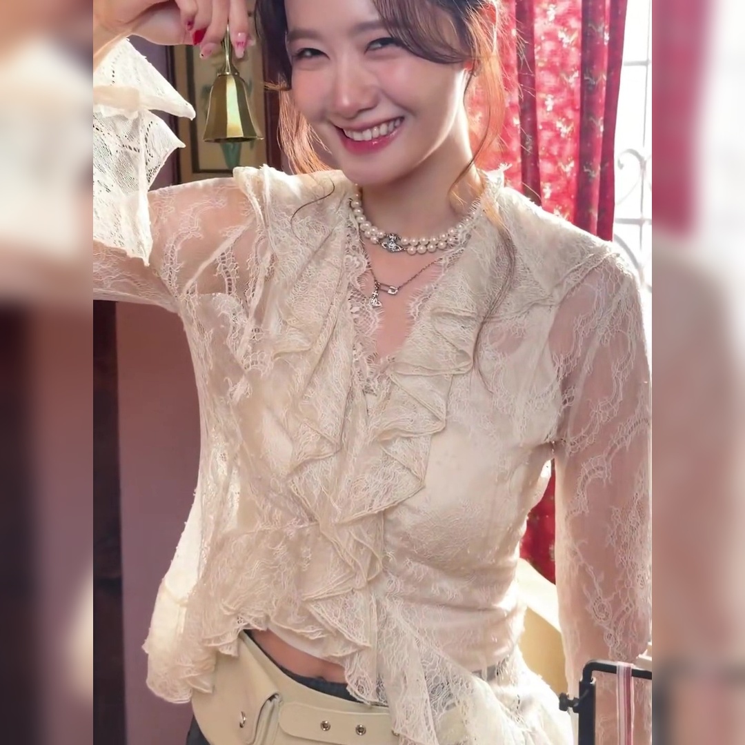 윤아 화이트 레이스 시스루 의상 살짝 보이는 배꼽 허리라인 미쳤다 레전드 후방주의