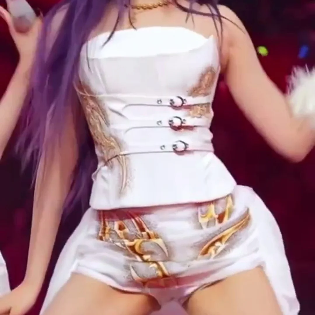 ベイビーモンスター パリータ 超ミニ 白スカート Yライン＆美脚炸裂