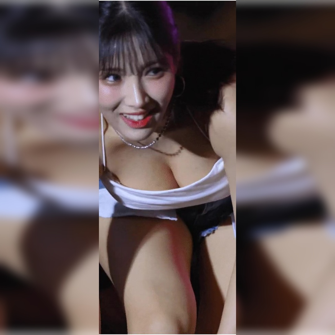 라잇썸 초원 흰 끈나시로 깊게 숙여 가슴골 대폭발 미쳤다 레전드 후방주의 ㄷㄷ