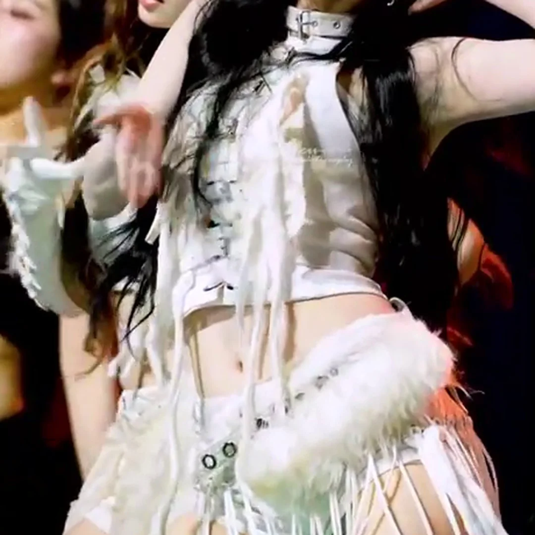 うわ、やばい!!! カリナの白いホットパンツから見える美脚とお尻がスゴすぎる！