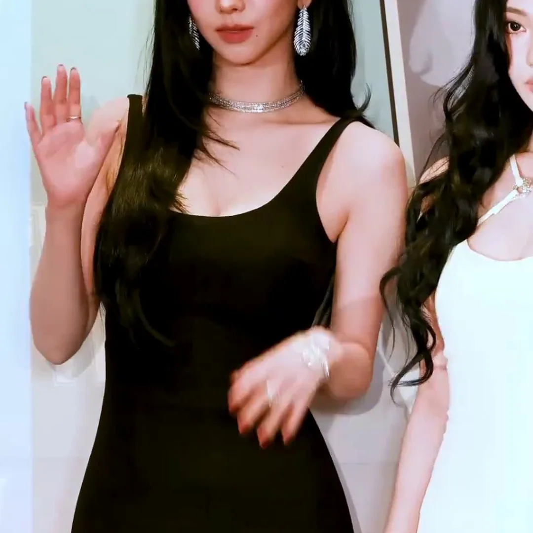 [에스파] 카리나 블랙드레스 가슴골 터질 듯 묵직함! 유두라인까지 선명한 레전드 섹시 폭발