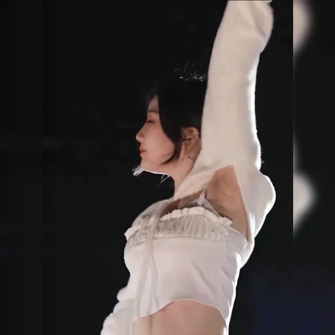 [트리플에스] 김유연 팔 들자 툭 드러난 주름진 겨드랑이, 비율 완벽 분석