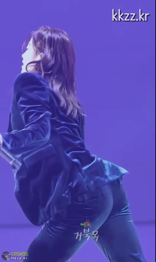 카즈하 벨벳 수트 라인 직캠 해부... 골반 허벅지 S라인 폭발하는 치명적 비율