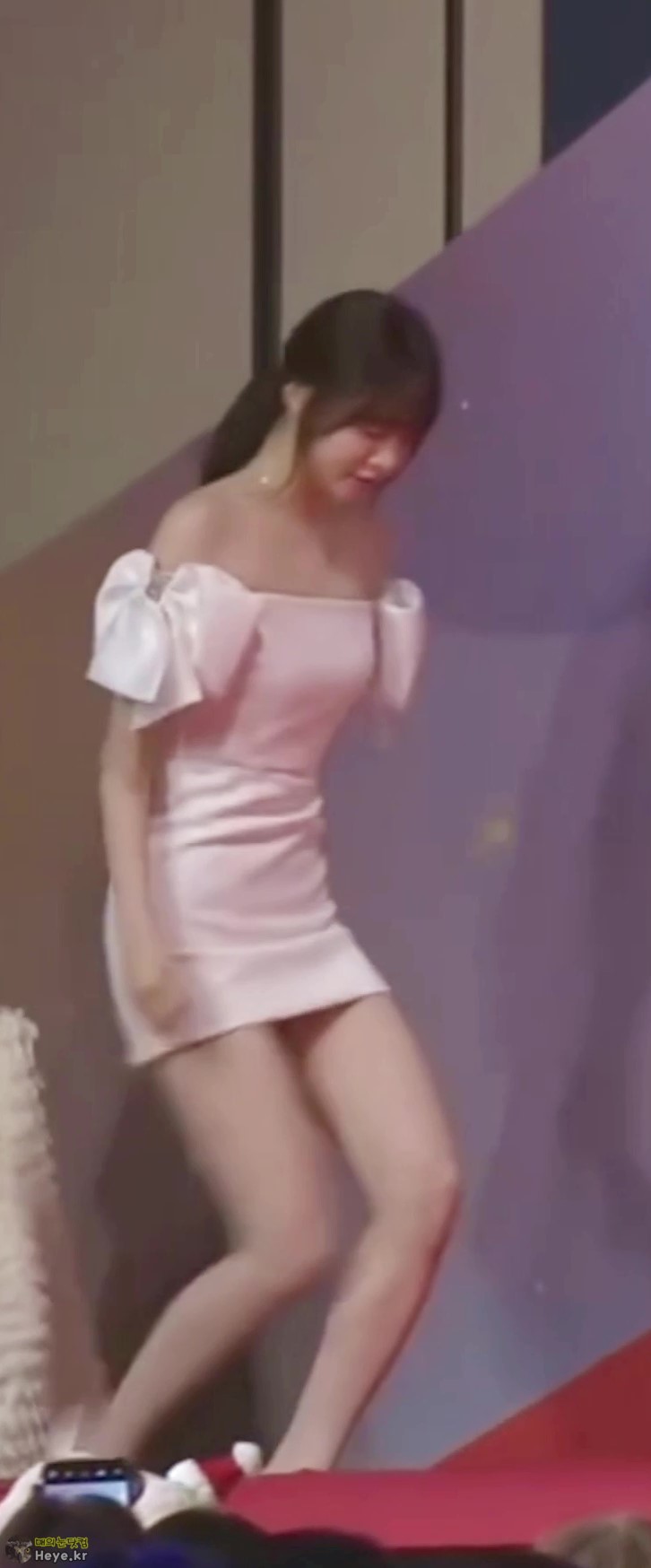 르세라핌 홍은채 화이트 미니드레스 허벅지 팽팽한 각선미... 터치감 상상만 해도 발정 날 직캠