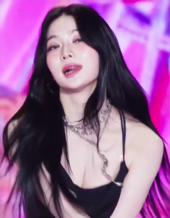 아이사 검정 끈나시 팔교차 가슴골 터질듯... 충격