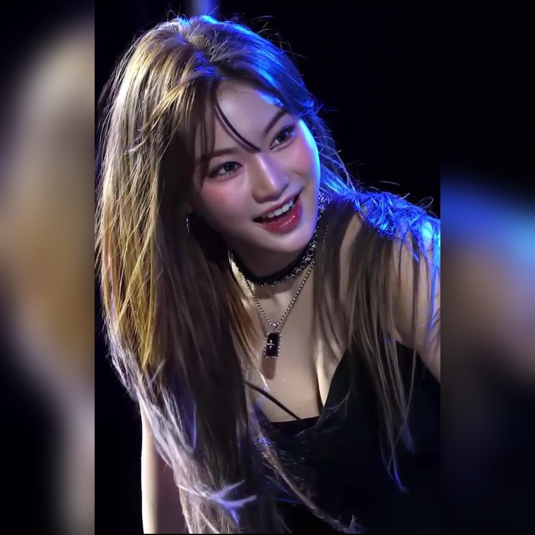 스테이씨 아이사 블랙 끈나시 뭉클하게 찰랑이는 가슴골