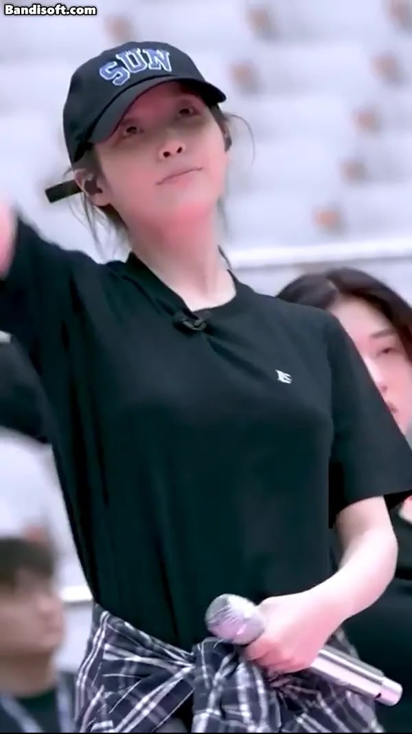 아이유 반묶음 봉긋 고양이티 폭발 직캠 + 고사리 손 미소 + 노브라 패치핏 몸매 미침ㅠㅠ