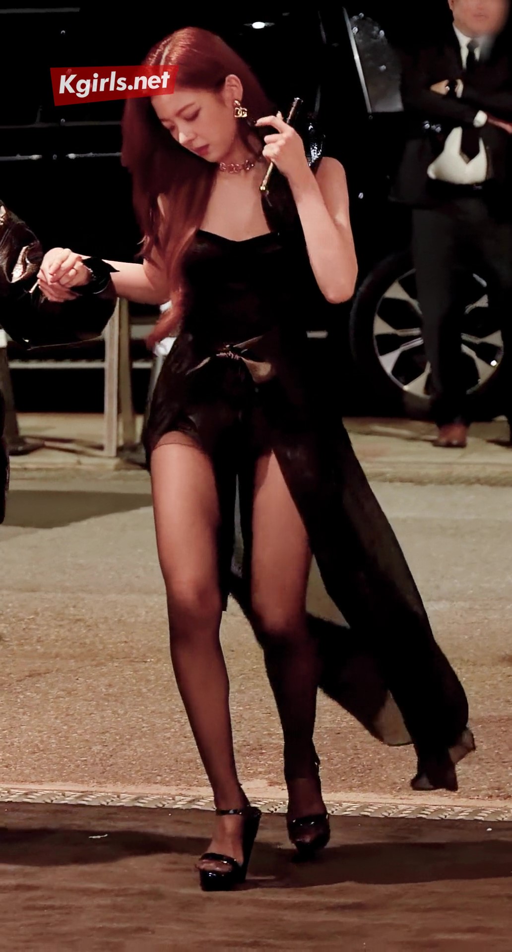 있지 리아 바람에 허벅지가 다 노출된 검스 시스루 드레스 자태