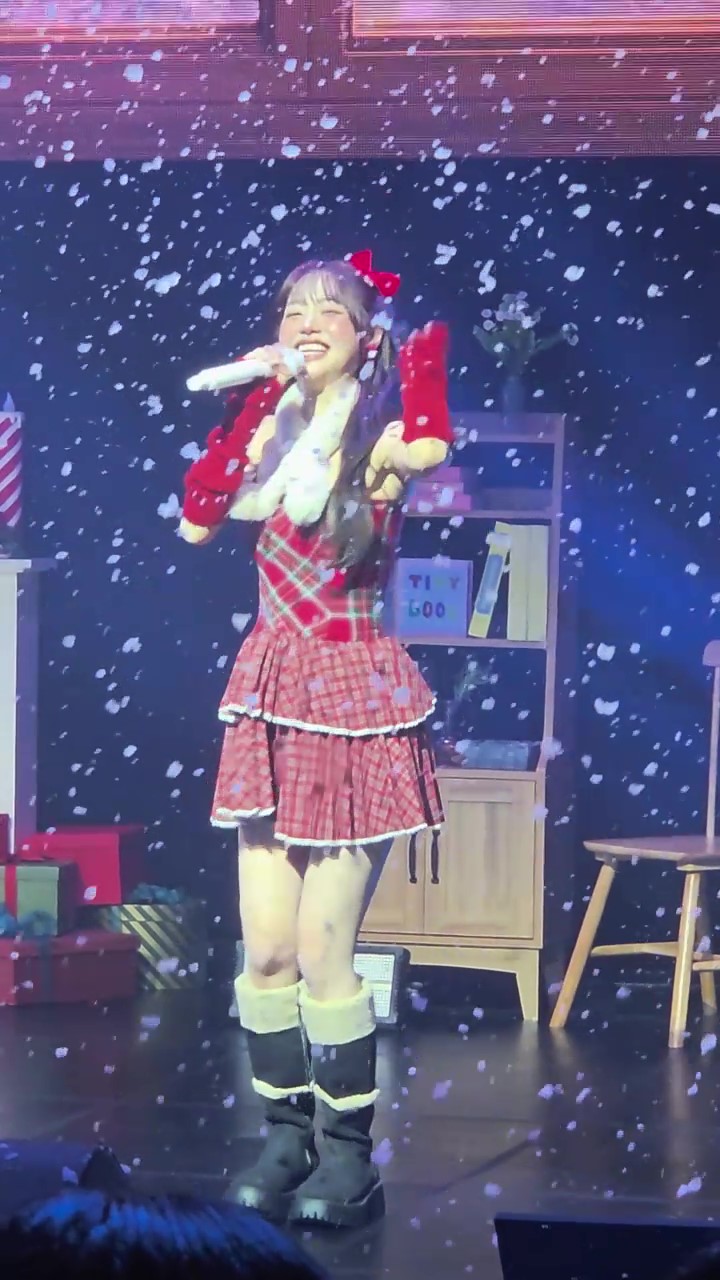 크리스마스 산타 츄 겨드랑이 허벅지 노출 비율 냉철 해부: 빨간 체크 핏 미쳤다