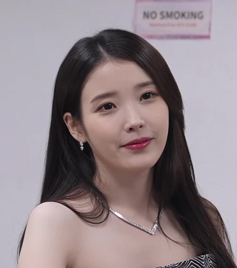 아이유 오프숄더 드레스 뽀얀 어깨 은근한 가슴골 - AAA 비하인드