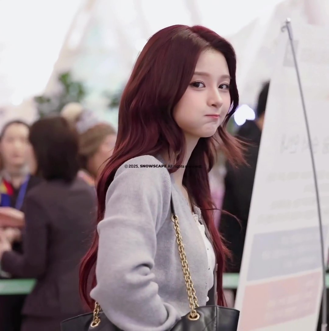 입술 쭉 내밀고 활짝 웃어주는 엔믹스 설윤 미모 폭발 ㅗㅜㅑ ㄷㄷ 레전드 미쳤다 후방주의