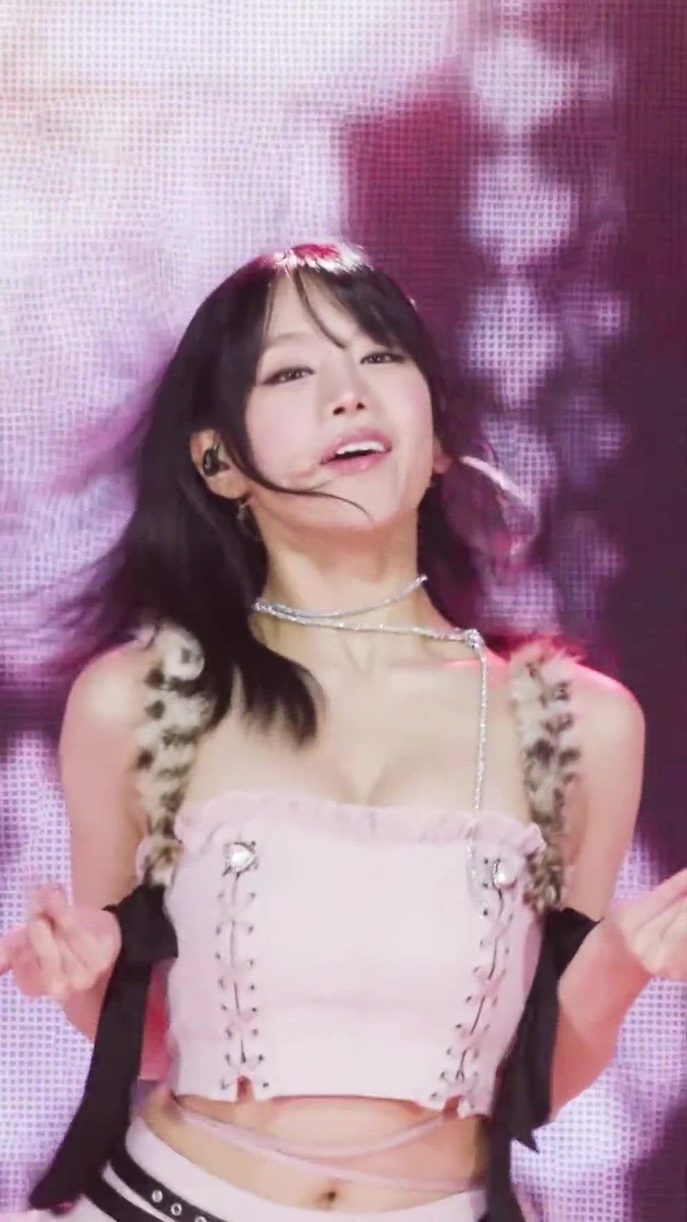 보라색 튜브탑 입고 펄쩍 뛰어다니는 키오프 나띠 출렁출렁 윗슴골 대참사 미친 피지컬 레전드 갱신 ㄷㄷ