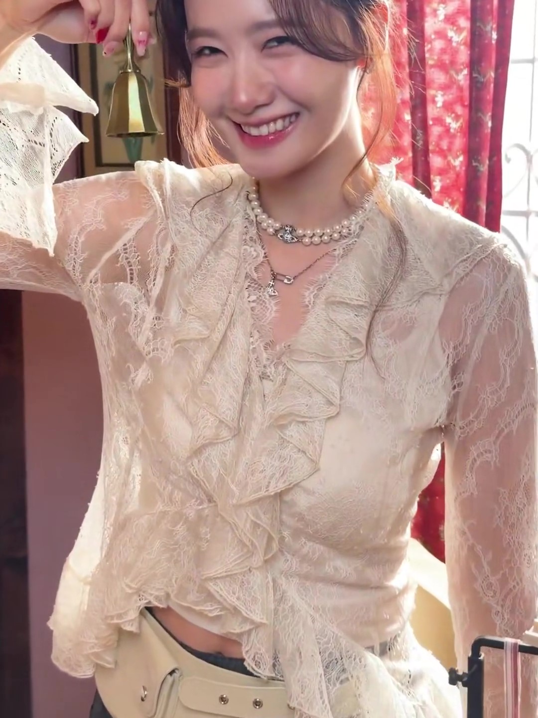 윤아 화이트 레이스 시스루 의상 살짝 보이는 배꼽 허리라인 미쳤다 레전드 후방주의