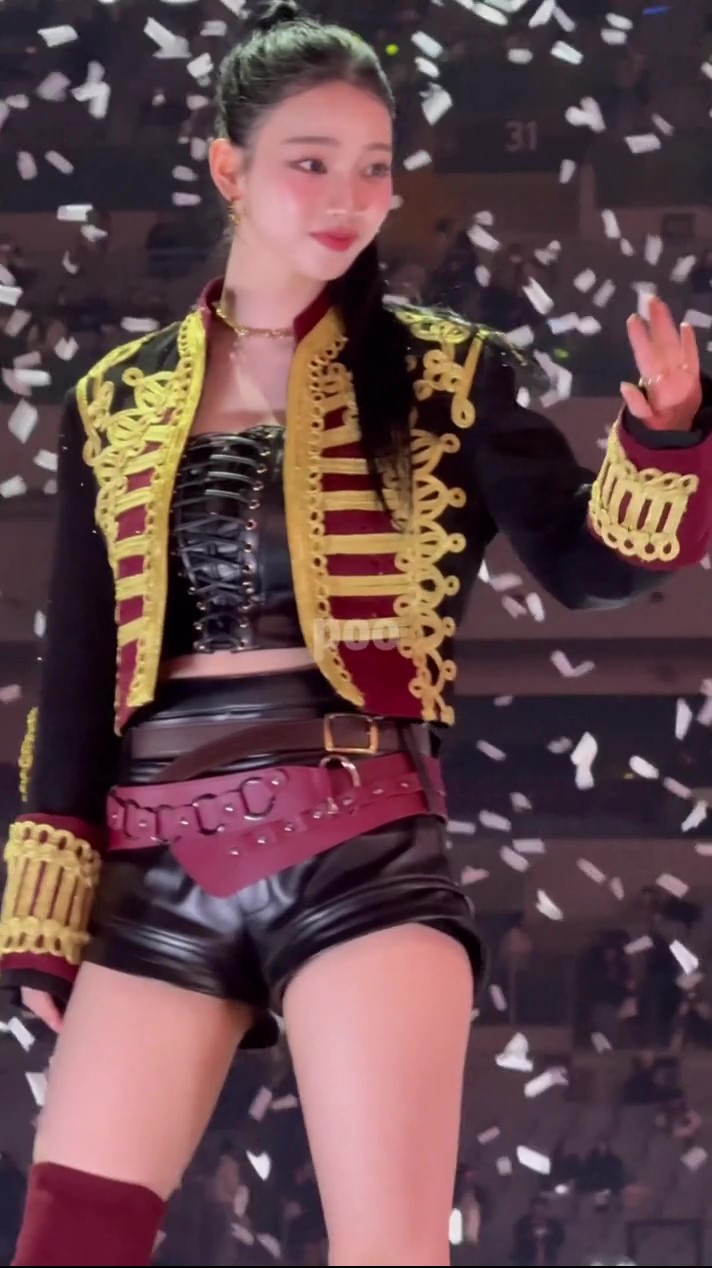 화려한 응원단 의상 포니테일 카리나 가죽핫팬츠 꿀벅지 폭발! 피지컬 쇼크 대참사 숨멎 비상사태 ㄷㄷ