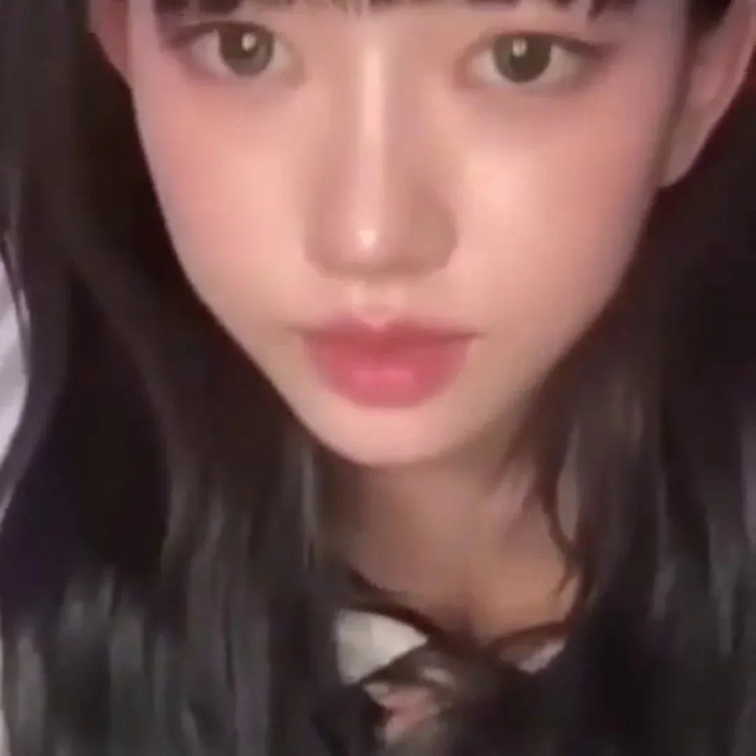 配信中、胸元から手をどけるミヤオ。セクシーな動物ポーズで腰のラインが際立つ誘惑