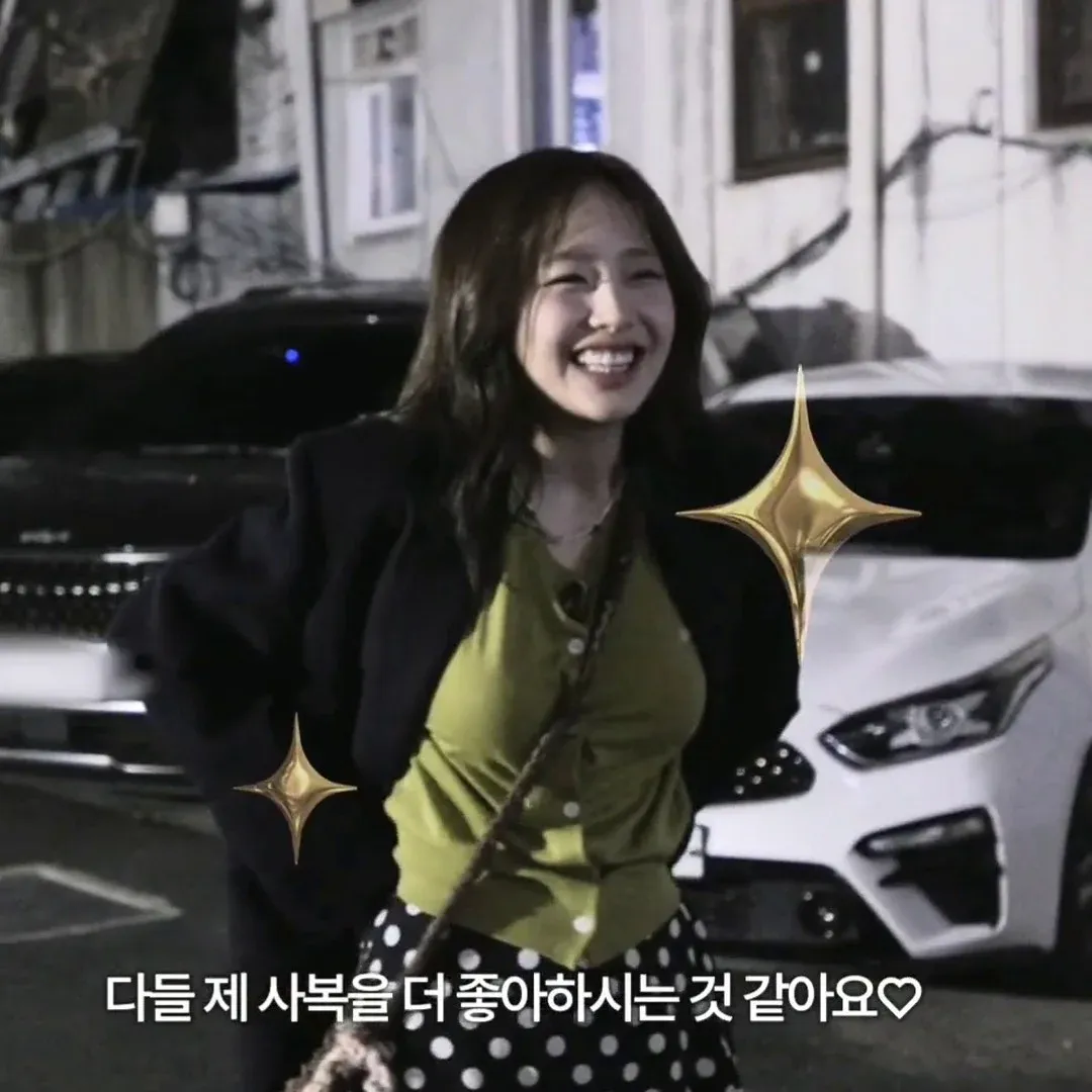 츄 상의 갈라진 가슴골… 봉긋 폭발 코어 라인 미쳤어