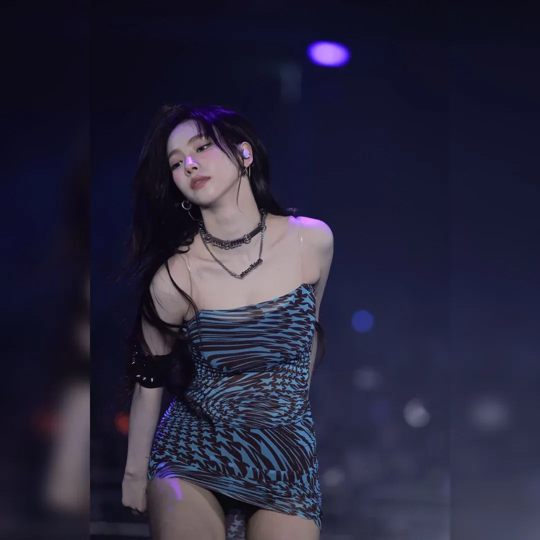 Karina 天藍色星點透視裝驚豔全場！性感曲線讓人瘋狂