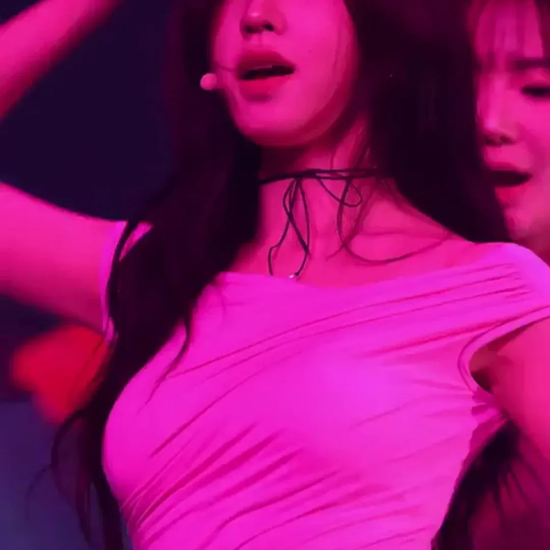 TripleS’s Park So-hyun Shows Off Sensual Dance with Fellow Member’s Touch