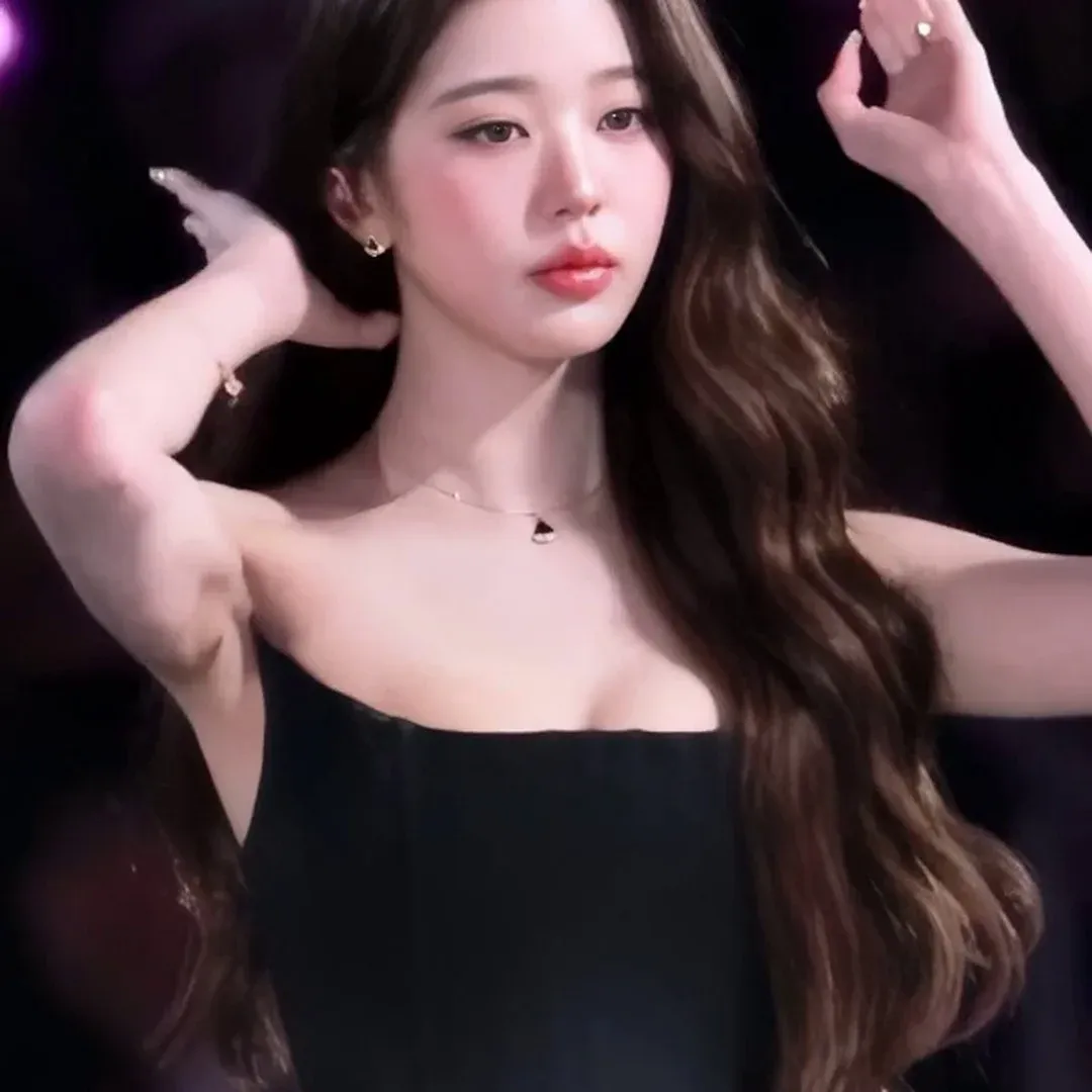 待機中に髪をいじるMCジャン・ウォニョン、ブラックドレスで大胆な露出