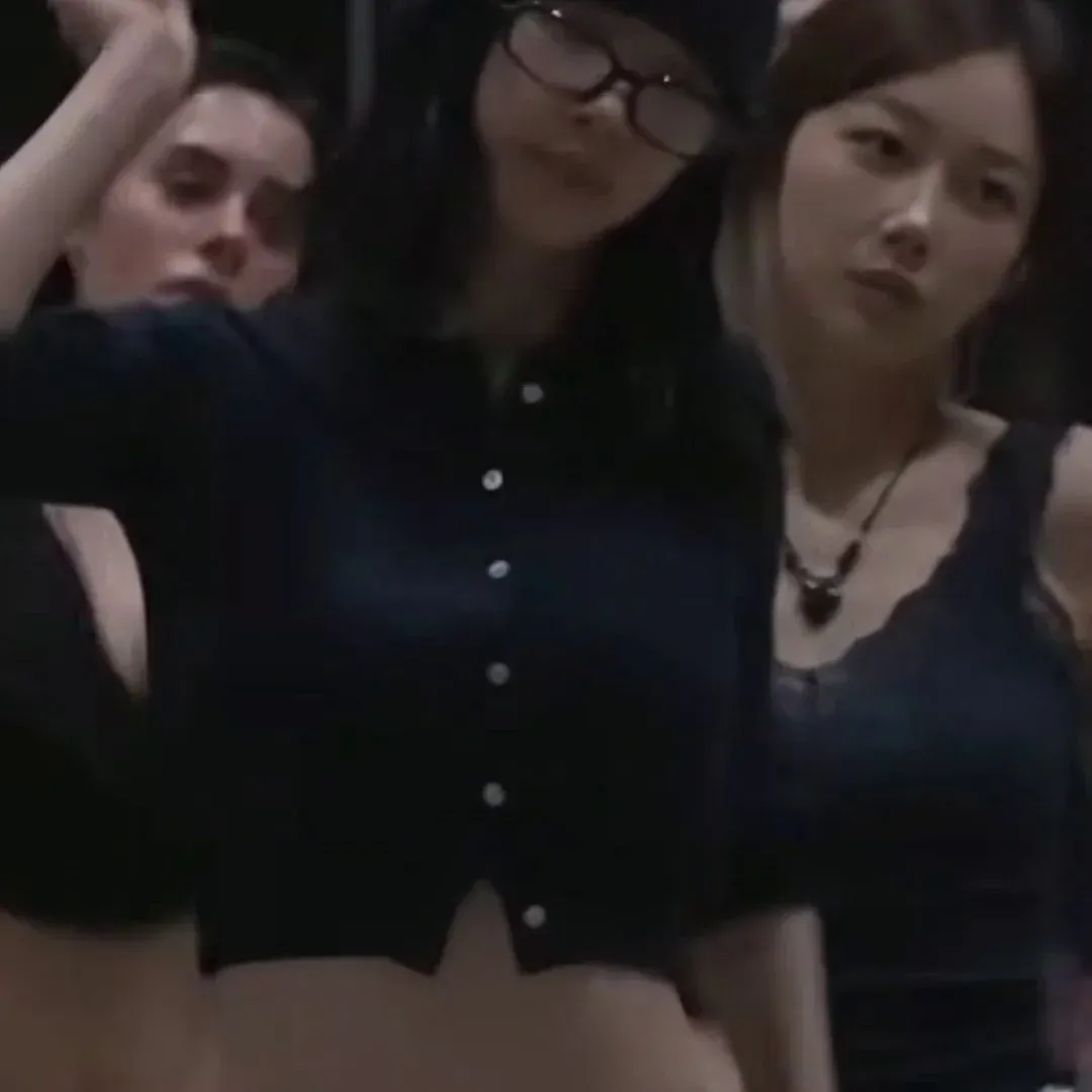 Karina’s Glasses and Crop Top Stun with R-rated Bounce! Rocking a Beanie During Practice