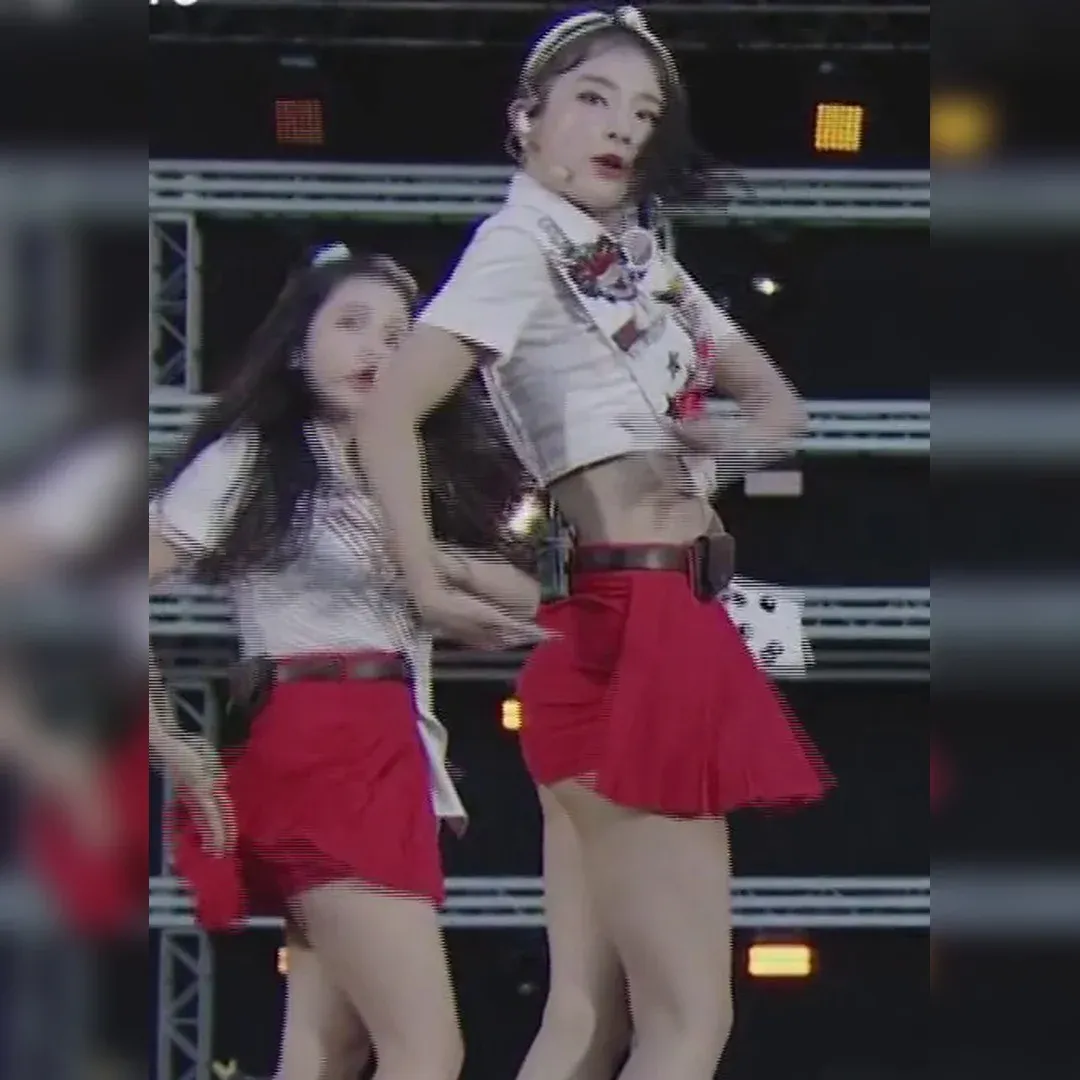 瑟琪前裙後熱褲超性感！紅色臀部引人瘋狂的背影！！