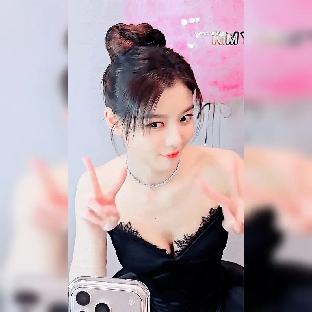 女優キム・ユジョン、黒ドレスでセクシーさ爆発！指を噛みながら魅力発散