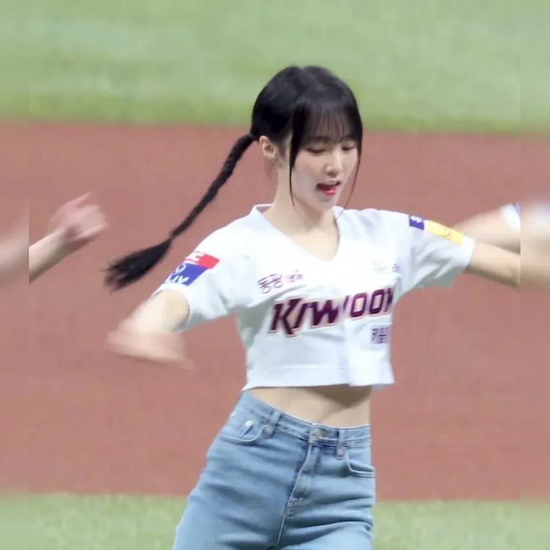 デニムにピッタリフィットしたお尻ラインが爆発するクロップド野球ユニフォーム、ウアのツインテールナナが転がる絶頂