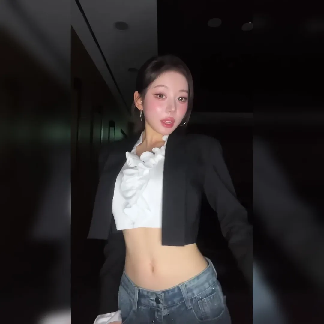 郑慧琳的细腰和牛仔裤搭配太绝了… 我快要窒息了😭