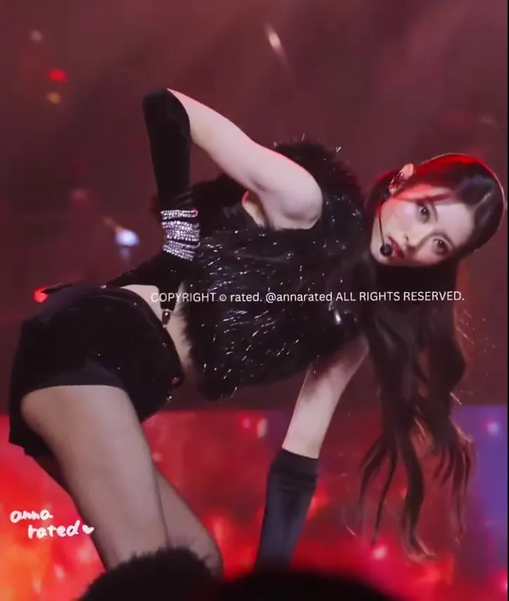 미야오 안나 블랙 퍼 아래 핫팬츠 폭발 내전근 직캠 레전드