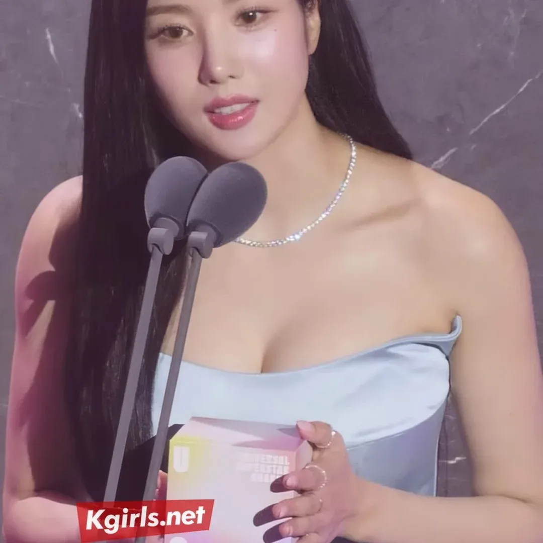 權恩妃走路時驚艷的華麗禮服，完美曲線讓人目不轉睛