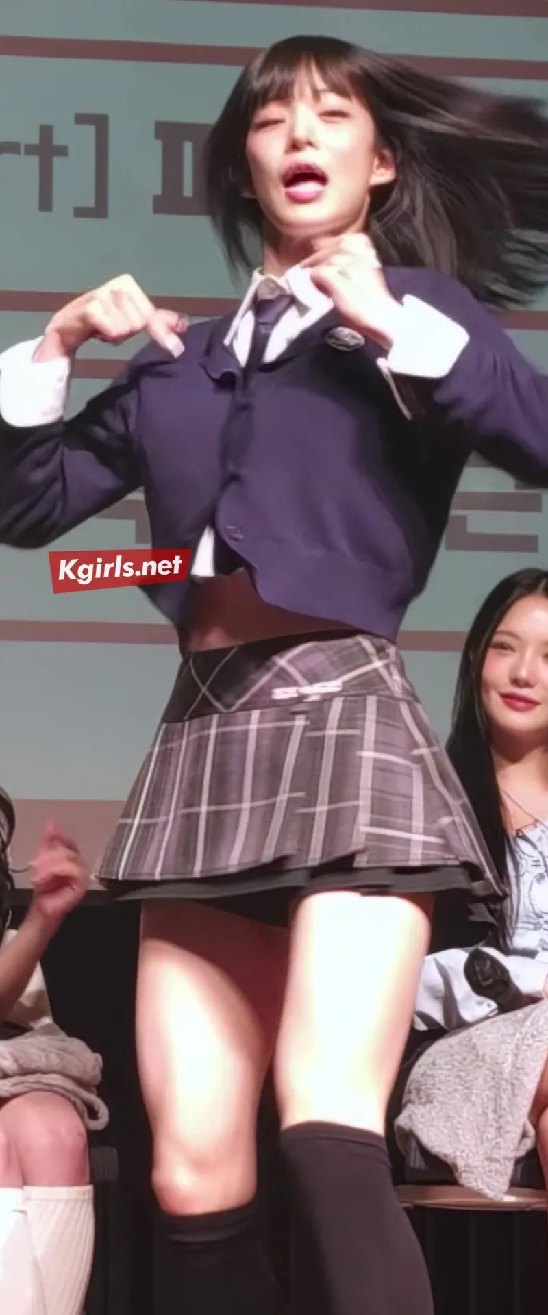 이채영 스쿨룩 두근두근… 골반 엉덩이 허벅지 라인 폭발 직캠 고평론