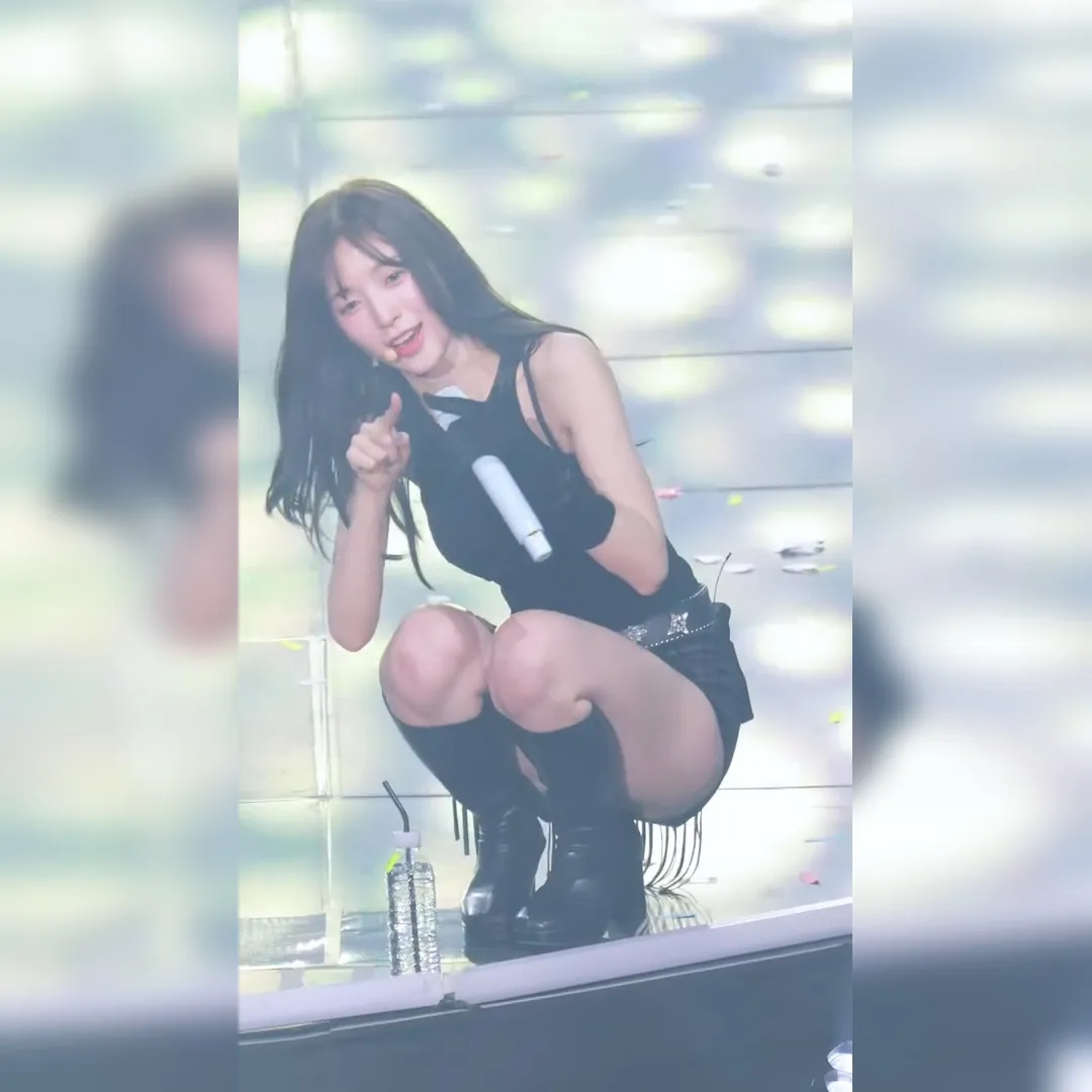 쪼그려 앉아 팬서비스 폭발 오마이걸 아린 올블랙 엉벅지 대참사… 피지컬 쇼크 숨멎 비상사태 ㄷㄷ