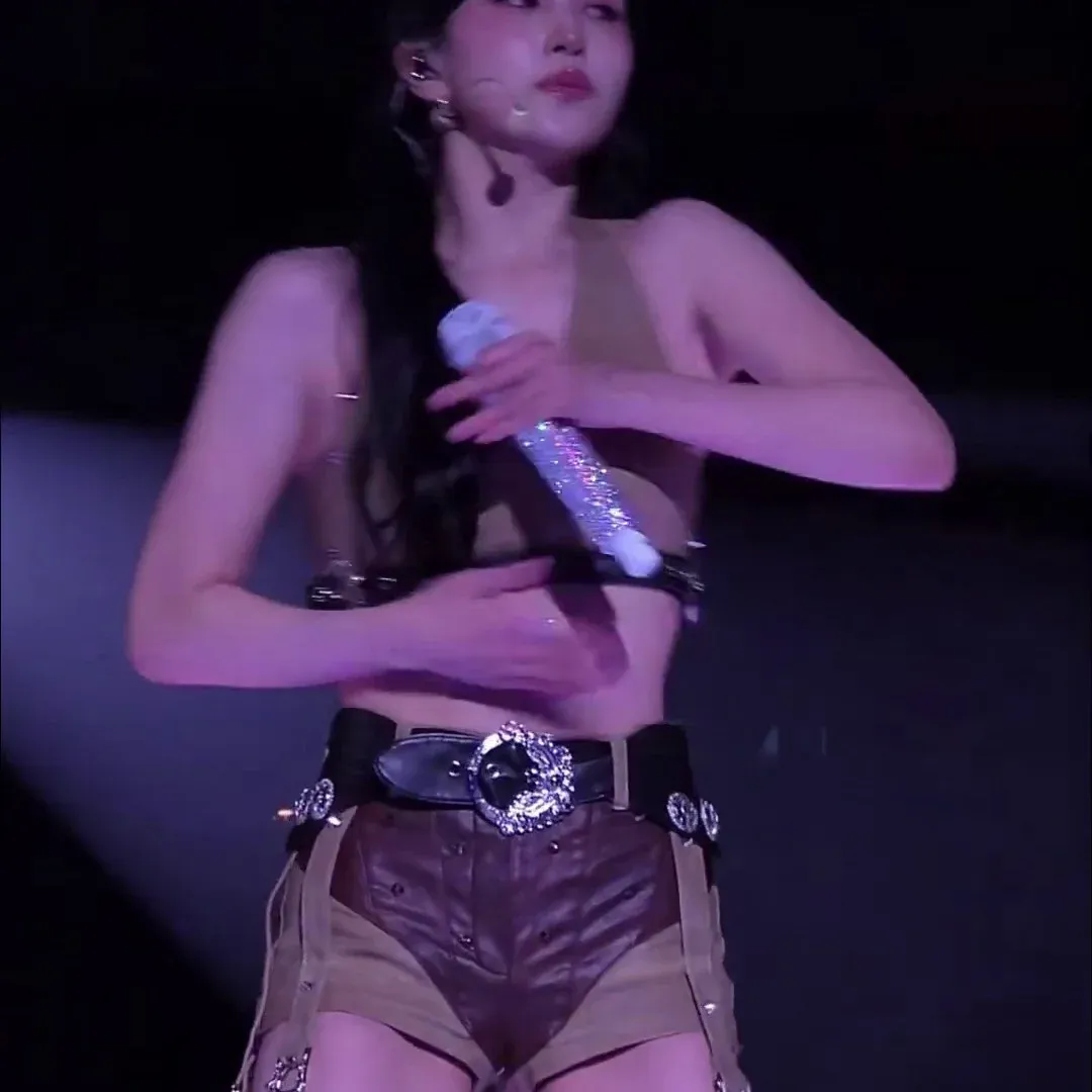 第一排直擊！TWICE Mina 卡其熱褲大腿內側震撼爆發… 震撼不已