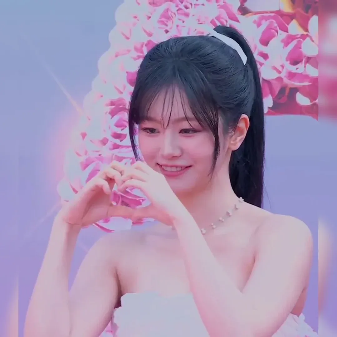 QWER Chodan’s Magenta White Mini Dress: Stunning Cleavage & Tempting Armpit Angles in 8K [AAA]