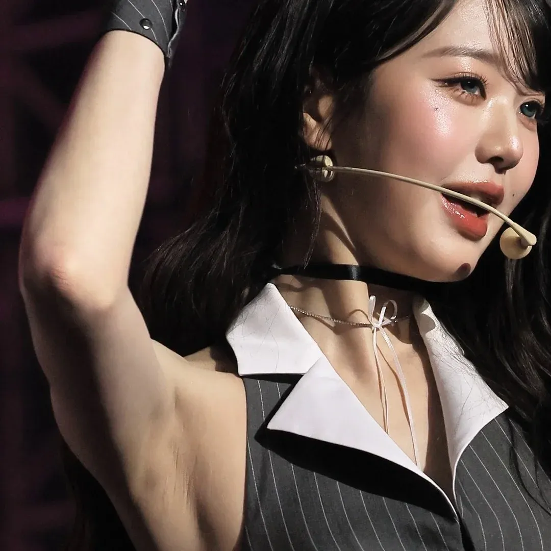 IVE 張元英灰色條紋背心下的誘人體香讓人瘋狂