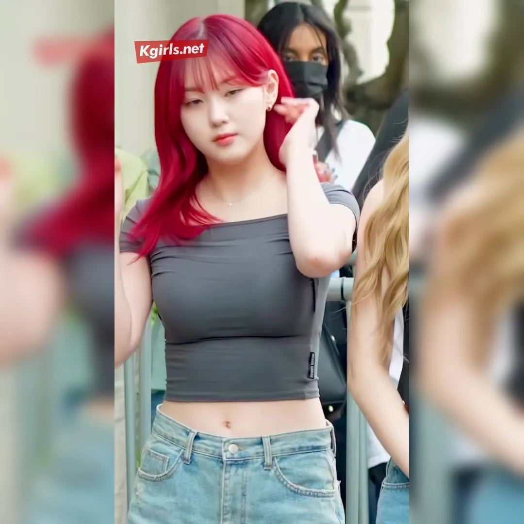 ケプラーのキム・チェヒョン、クロップTで出勤中…目が離せないプロポーションと驚きの美しさ