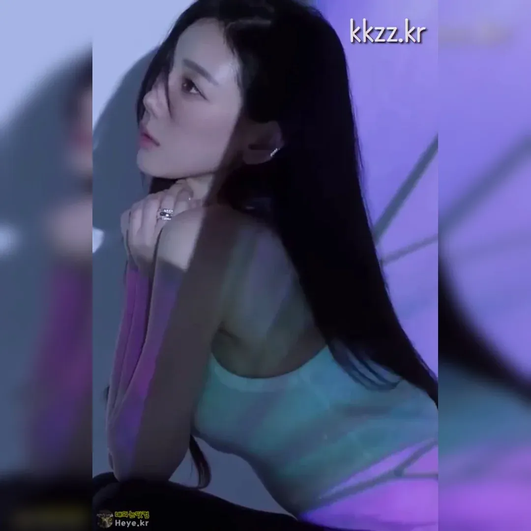 太妍無袖上衣展現完美側腰曲線，致命骨盆比例爆發的動圖🔥