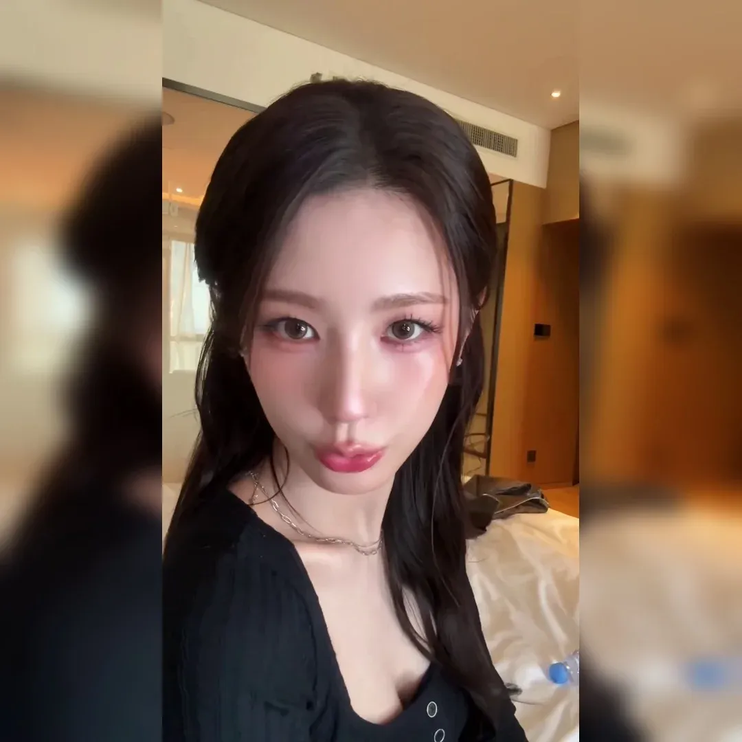 床上魅力四射的美娫，全黑U領上衣展現深邃事業線！誘惑指數爆表