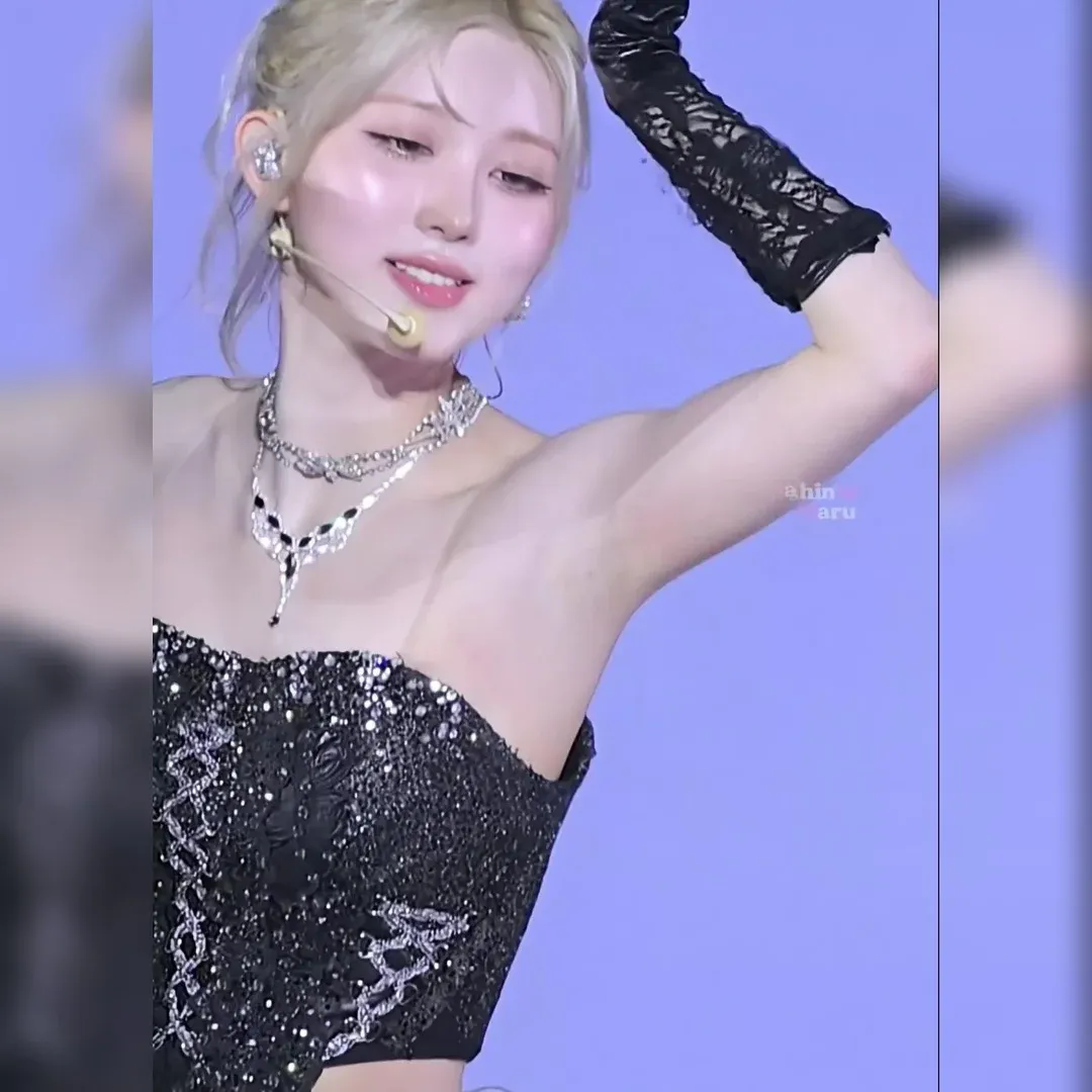 IVE秋天的黑色露肩內衣風造型，致命的S曲線爆發