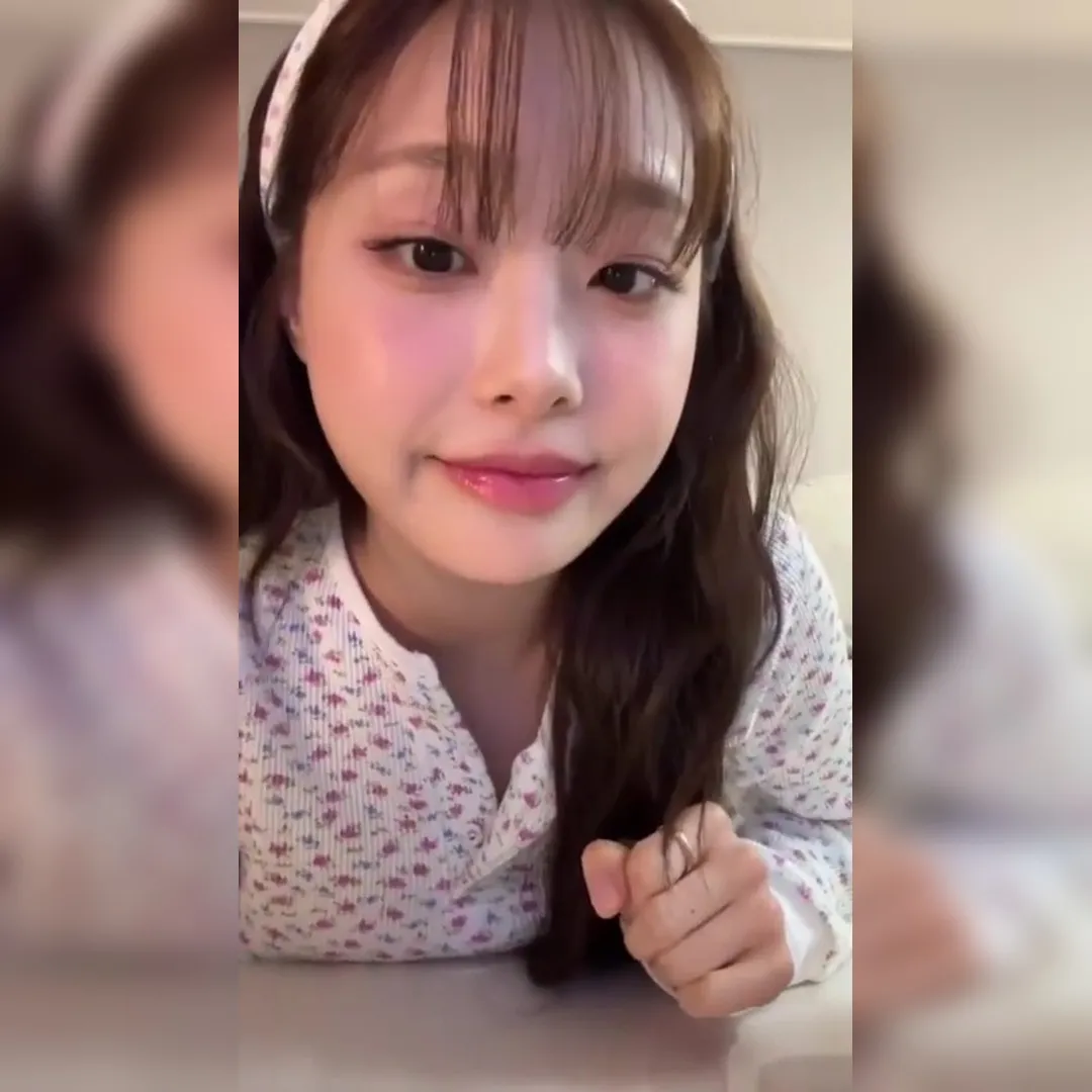 OMG Chuu’s Floral Headband and Pajamas… Wow!