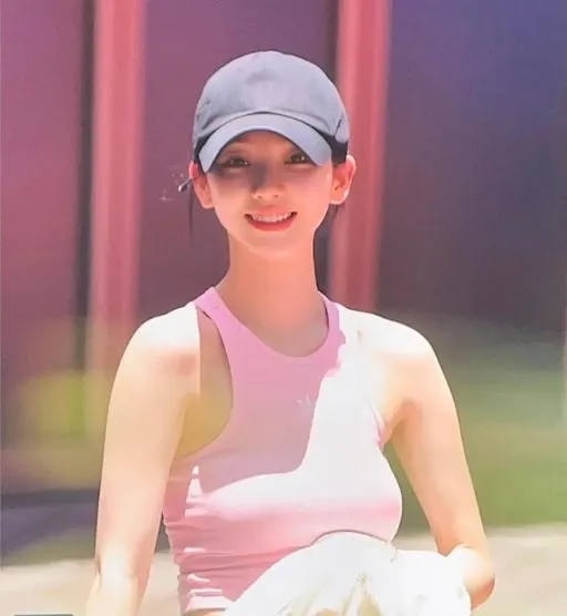 핑크 탱크탑 입은 카리나 근