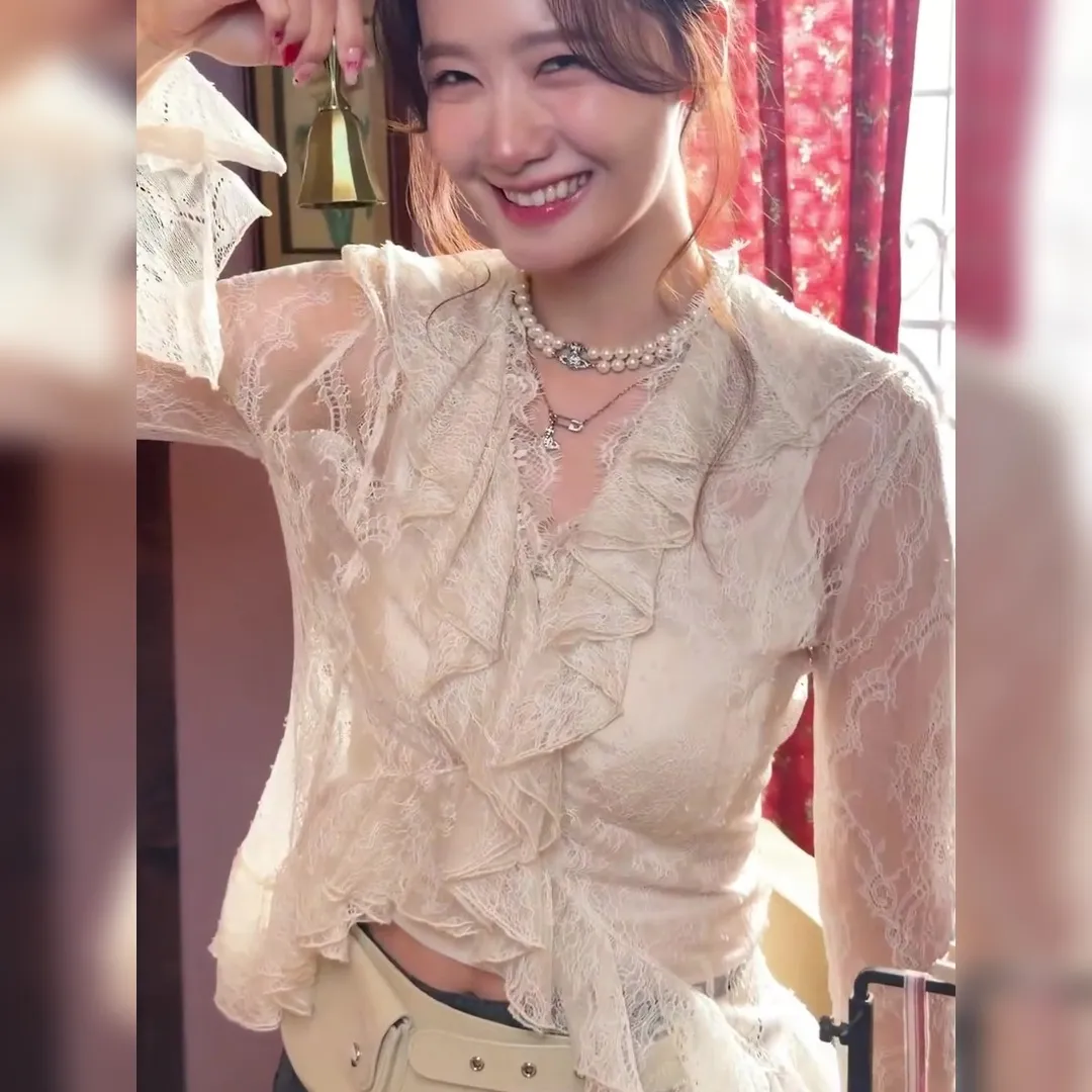 윤아 화이트 레이스 시스루 의상  살짝 보이는 배꼽 허리라인 미쳤다 레전드 후방주의