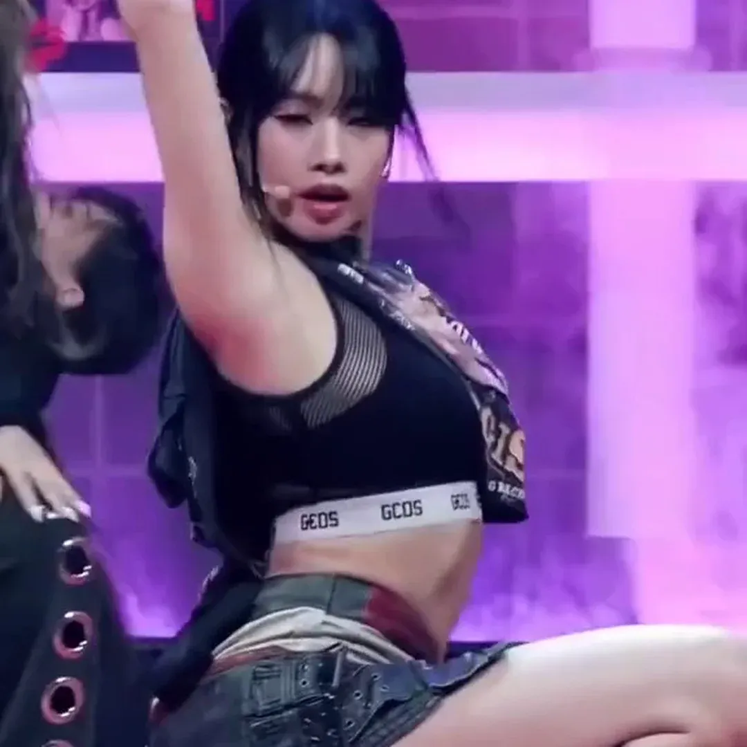 KISS OF LIFE Natty 展現絕佳比例的蜜大腿爆發