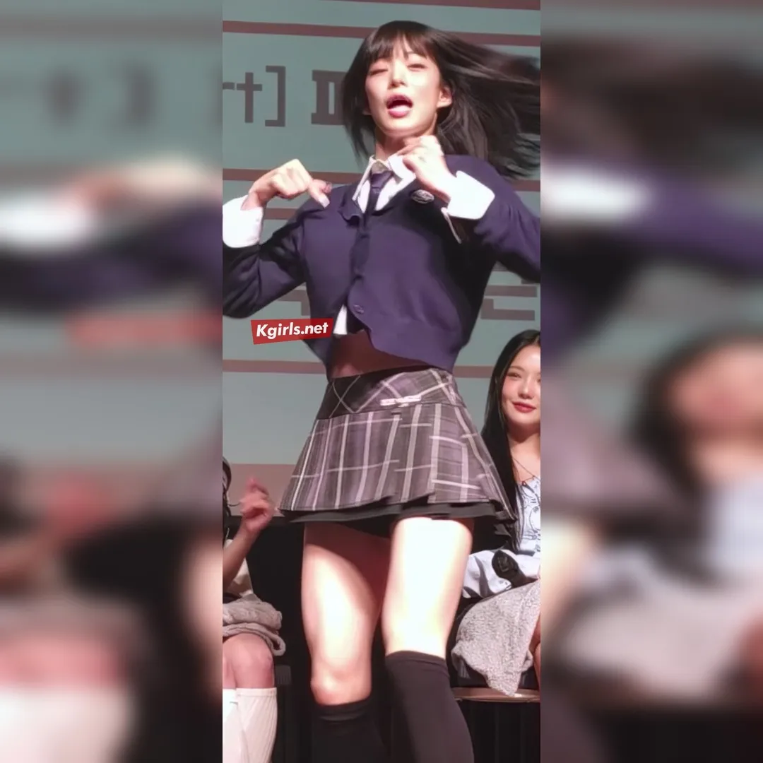 李彩英校服造型讓人心動…完美曲線讓人讚嘆的直拍