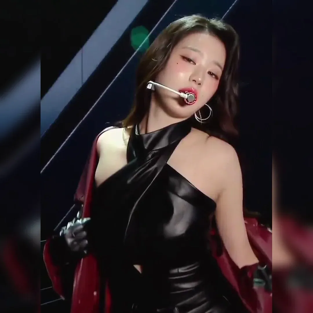 Wonyoung’s Black Halter Neck: Stunning Shoulders and Killer Look… Sexy Overload